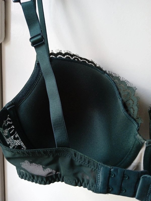Dunkelgrüner BH von Hunkemöller mit Spitze, Gr. 80E