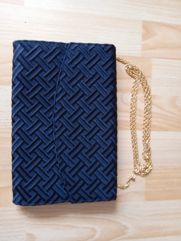 Handtasche Clutch schwarz mit Goldkette als Trageriemen