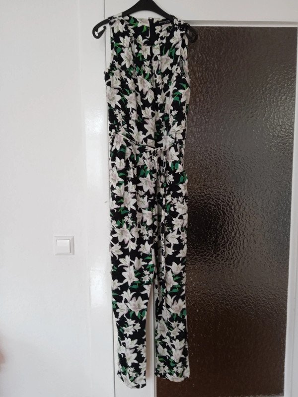 Jumpsuit, Einteiler / Overall schwarz m. Blumen Gr. 36/38
