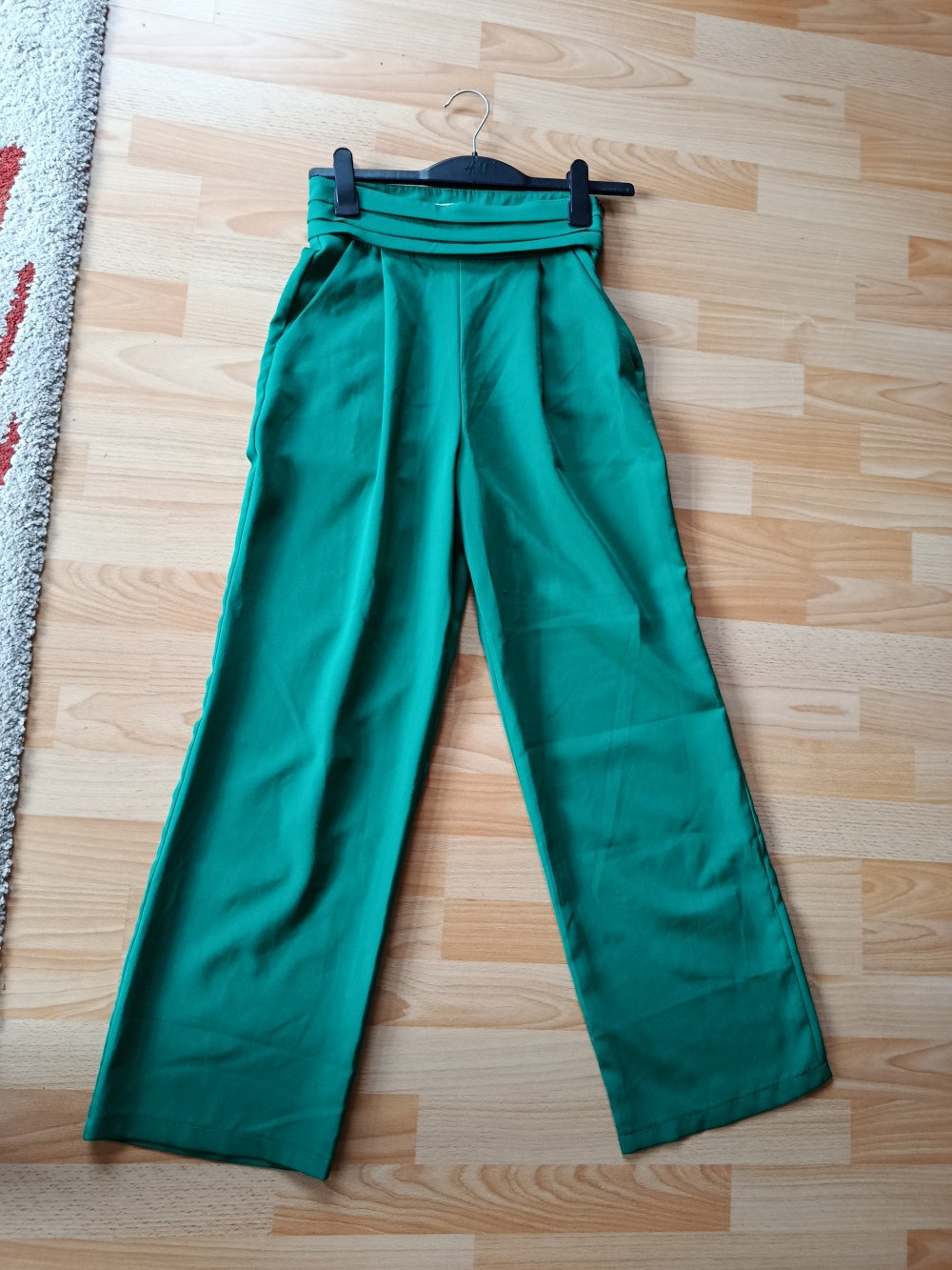 Marlenehose / Hose mit weitem Bein, grün, Gr. 36