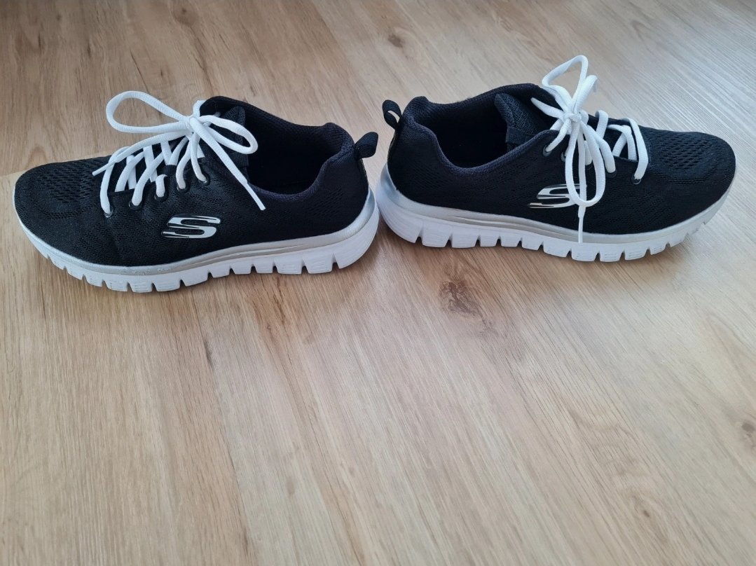 Skerchers Sneaker schwarz-weiß Größe 38