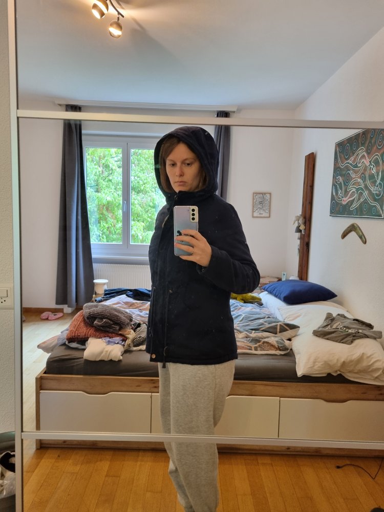 schöne und kuschlige dunkelblaue Jacke