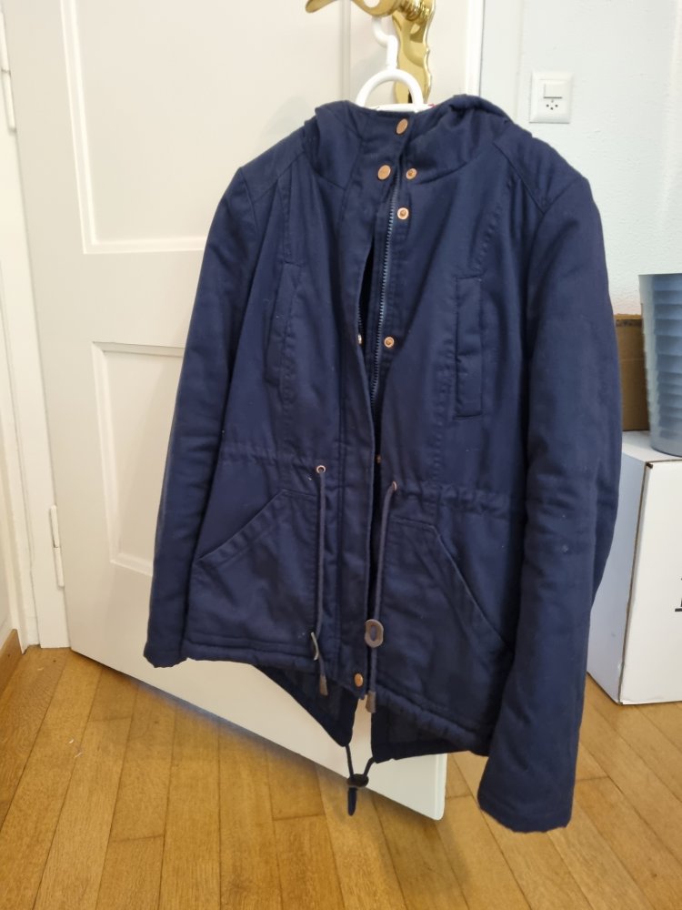 schöne und kuschlige dunkelblaue Jacke