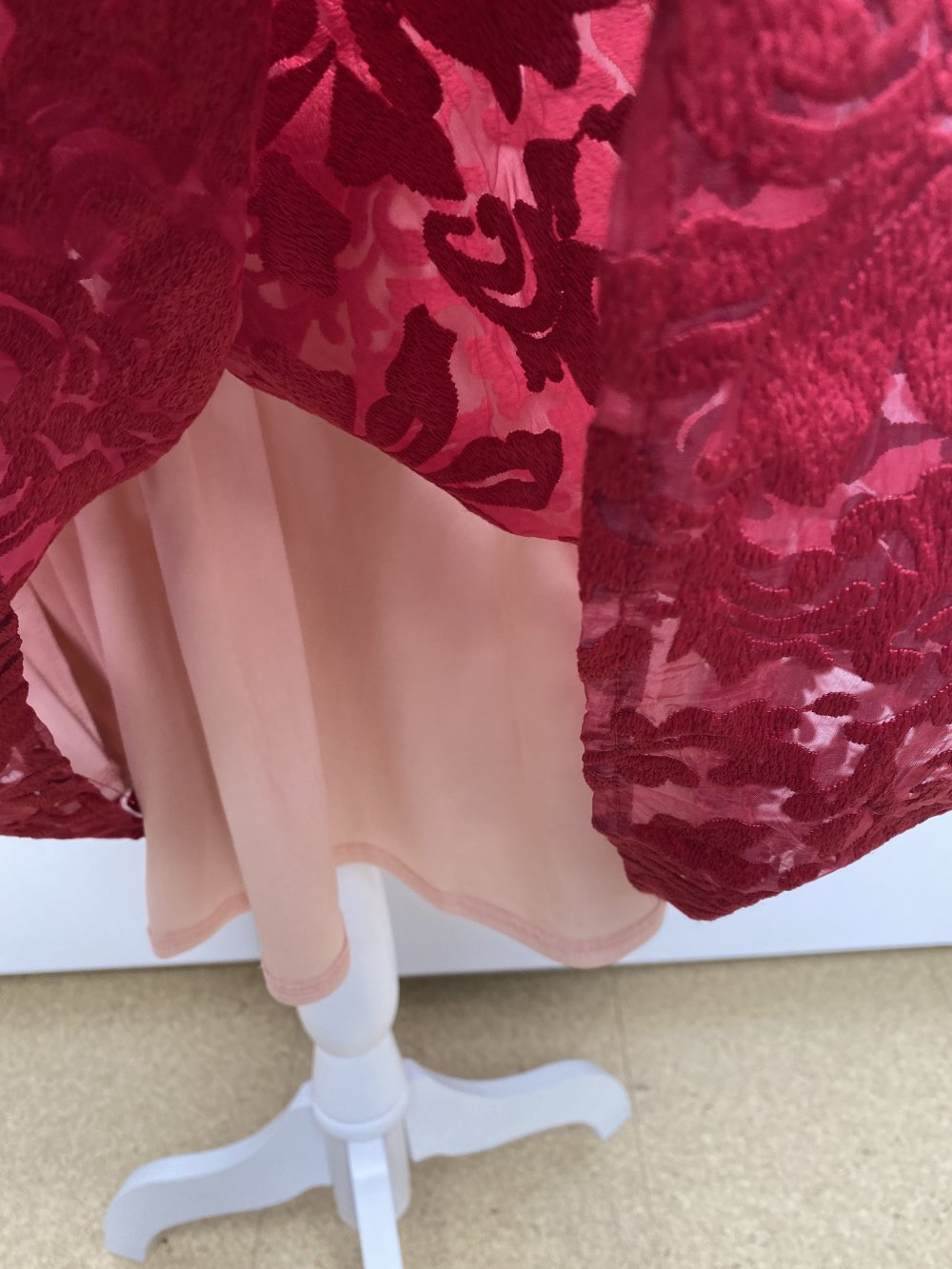 Kleid Abendkleid Cocktail Rot Midi Rückenausschnitt Ausbrenner Muster Paisley Boohoo
