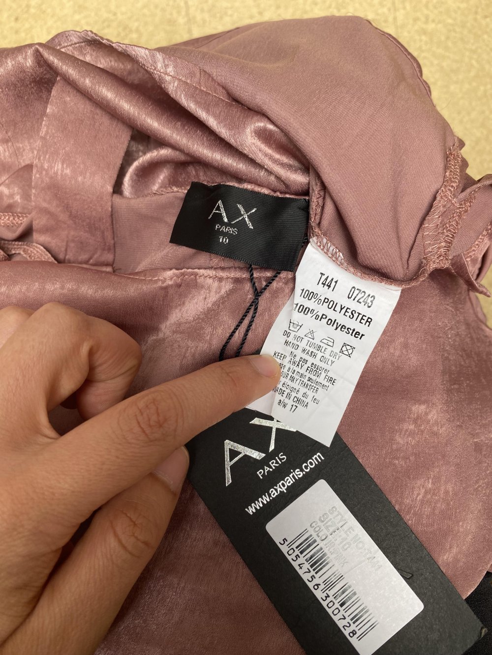 Shirt Tunika Top Satin Glänzend Rüschen Cold Shoulder Rose Rosa Kendall Jenner AX Paris