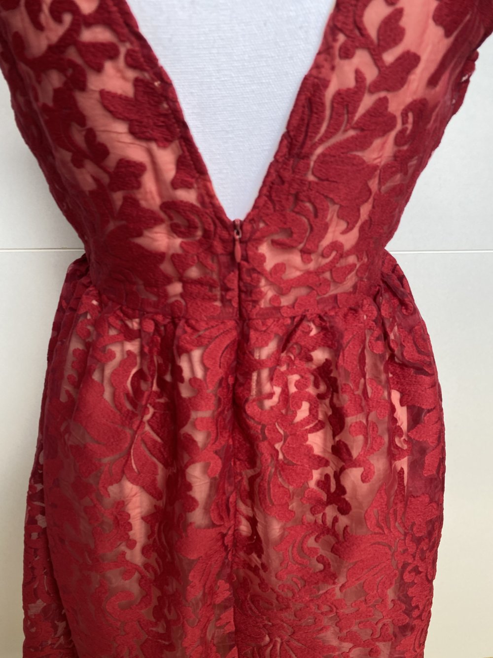 Kleid Abendkleid Cocktail Rot Midi Rückenausschnitt Ausbrenner Muster Paisley Boohoo