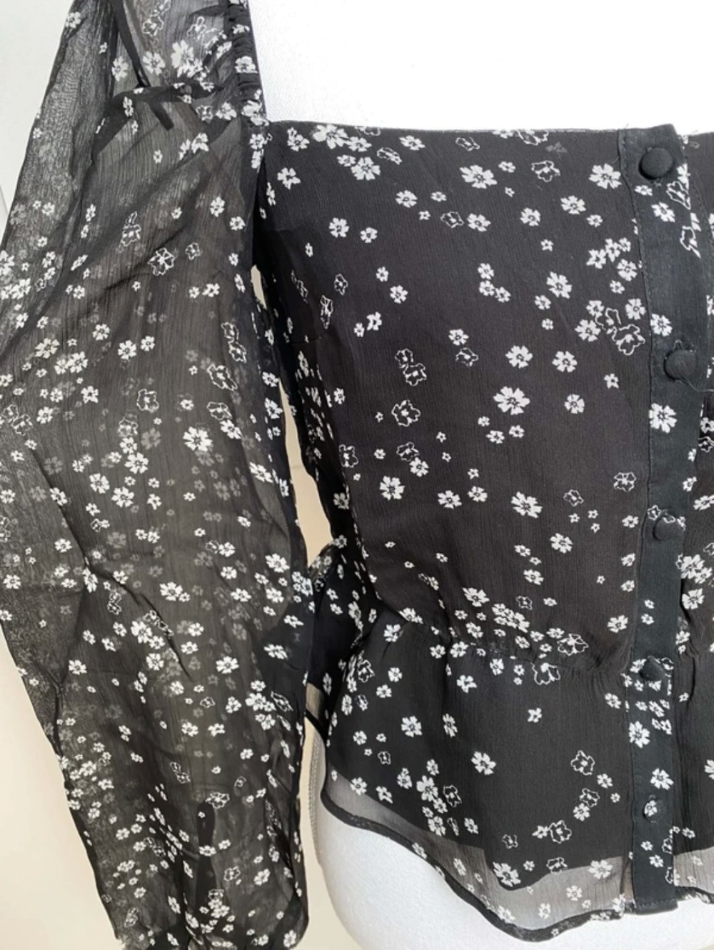 Bluse Top Blumen Sommer Muster Schwarz weiß Sommer Boho Schößchen Puffärmel Knöpfe H&M