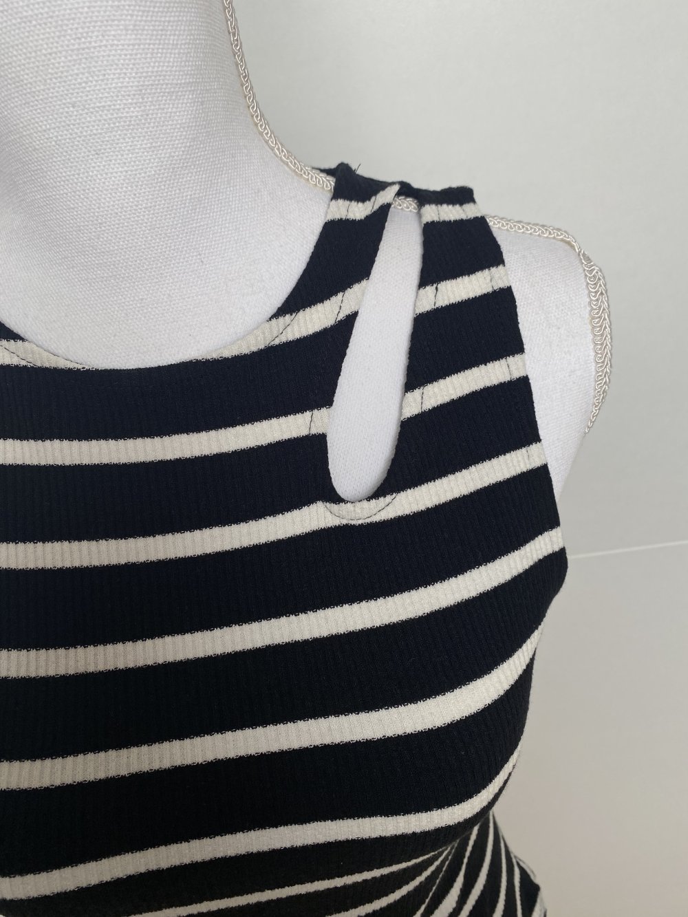 Top Oberteil Body Einteiler Streifen Cut-Out Racer Gerippt Schwarz Weiß Sommer Mango