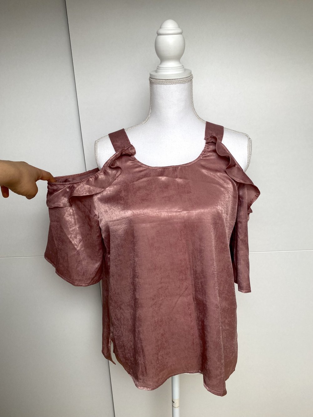Shirt Tunika Top Satin Glänzend Rüschen Cold Shoulder Rose Rosa Kendall Jenner AX Paris