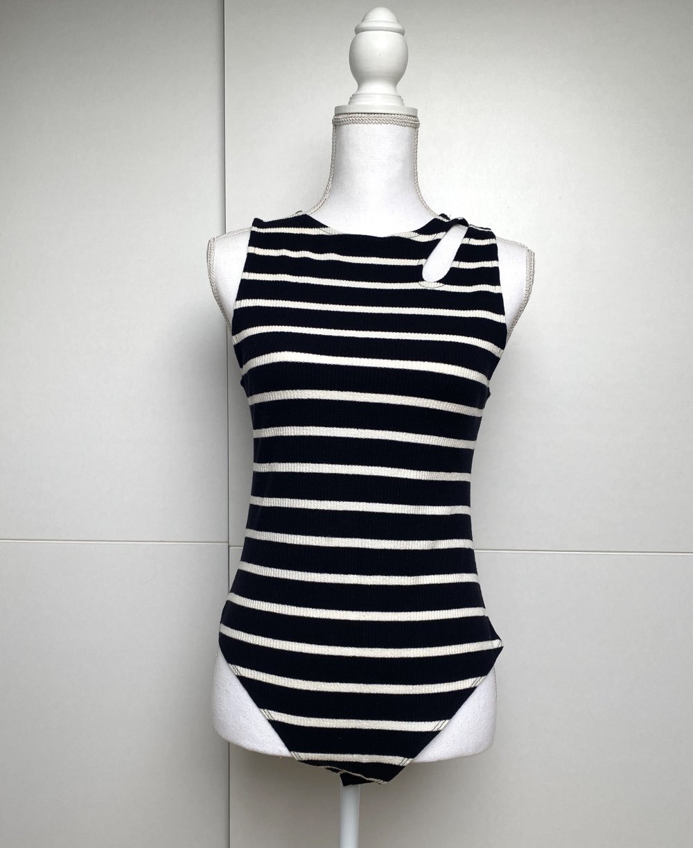 Top Oberteil Body Einteiler Streifen Cut-Out Racer Gerippt Schwarz Weiß Sommer Mango