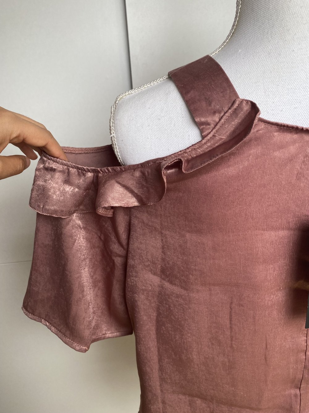 Shirt Tunika Top Satin Glänzend Rüschen Cold Shoulder Rose Rosa Kendall Jenner AX Paris