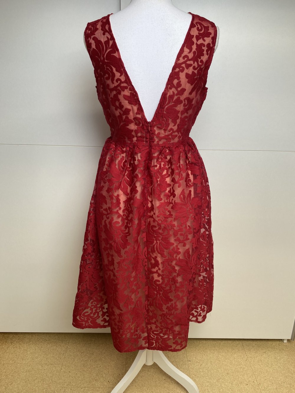 Kleid Abendkleid Cocktail Rot Midi Rückenausschnitt Ausbrenner Muster Paisley Boohoo