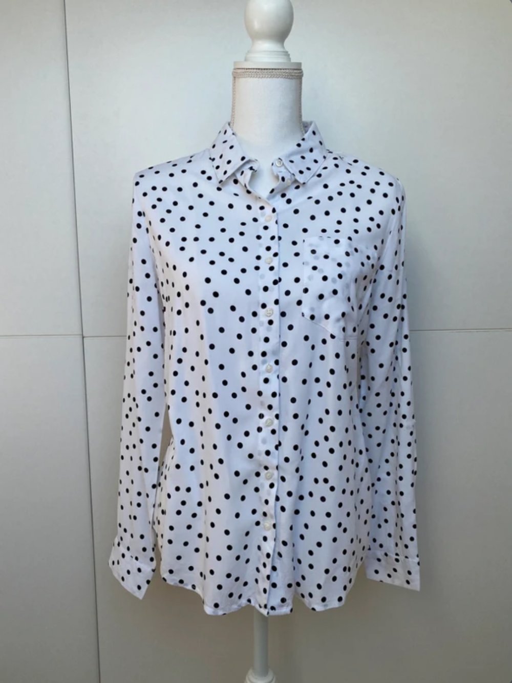 Bluse Hemd Punkte Muster Ploka Dons Weiß Schwarz Büro Office Reserved