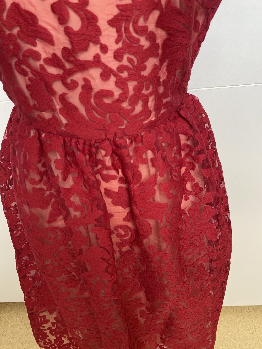Kleid Abendkleid Cocktail Rot Midi Rückenausschnitt Ausbrenner Muster Paisley Boohoo
