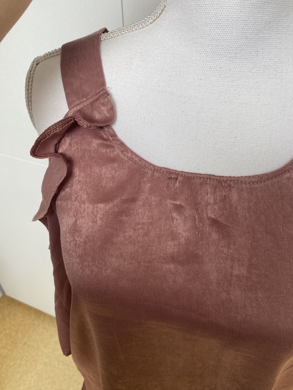 Shirt Tunika Top Satin Glänzend Rüschen Cold Shoulder Rose Rosa Kendall Jenner AX Paris