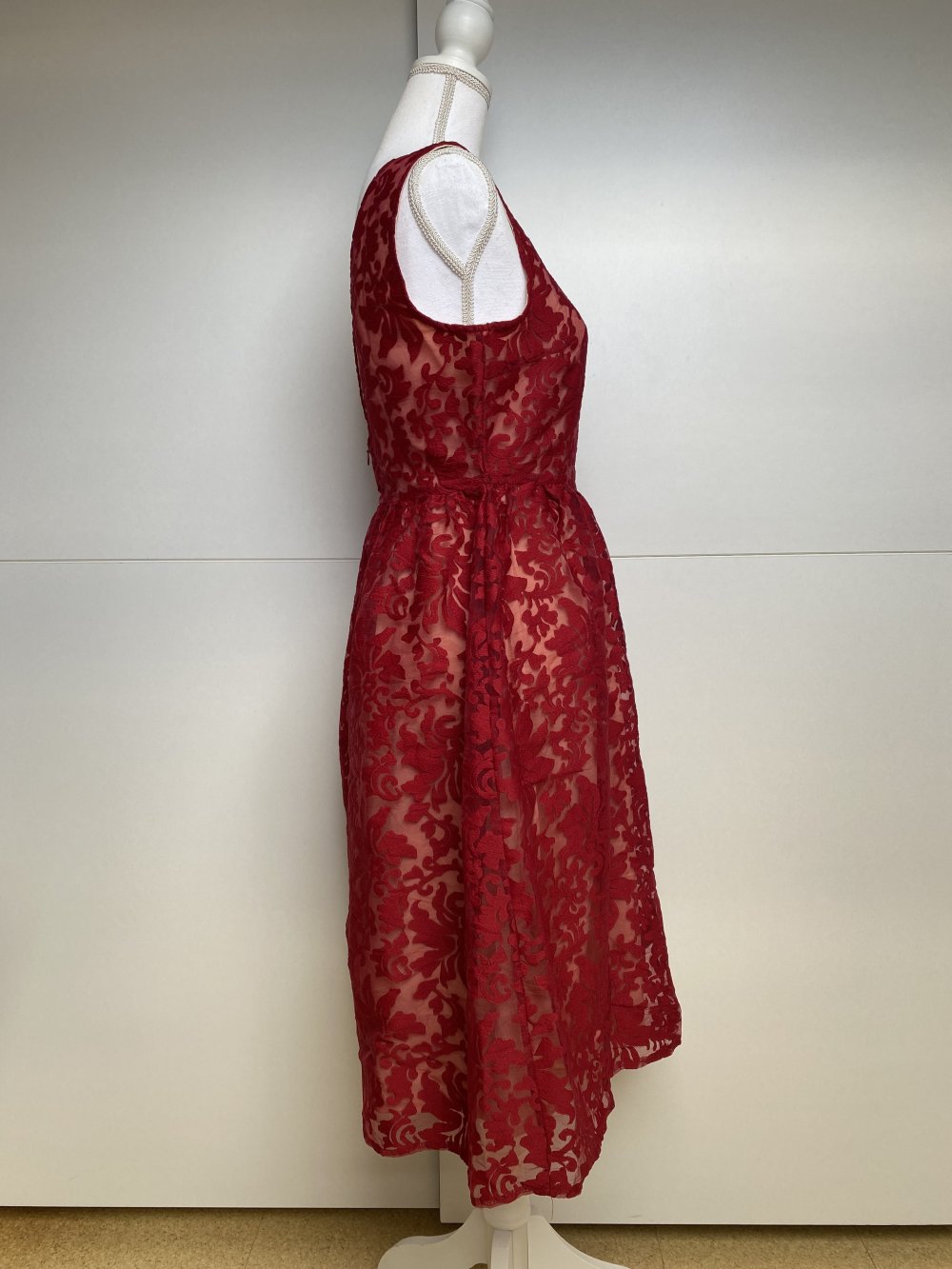 Kleid Abendkleid Cocktail Rot Midi Rückenausschnitt Ausbrenner Muster Paisley Boohoo