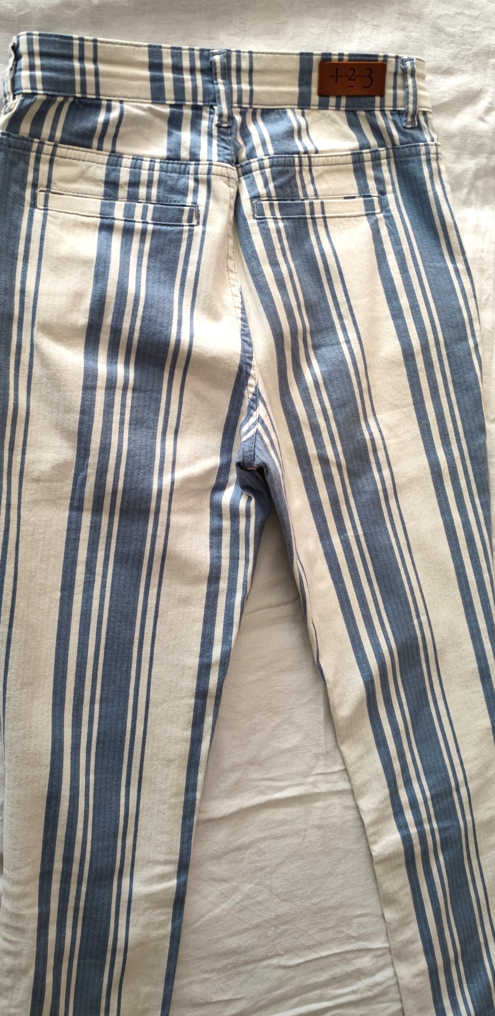 Damen Hose hellblau-weiß längsgestreift, Größe 34 