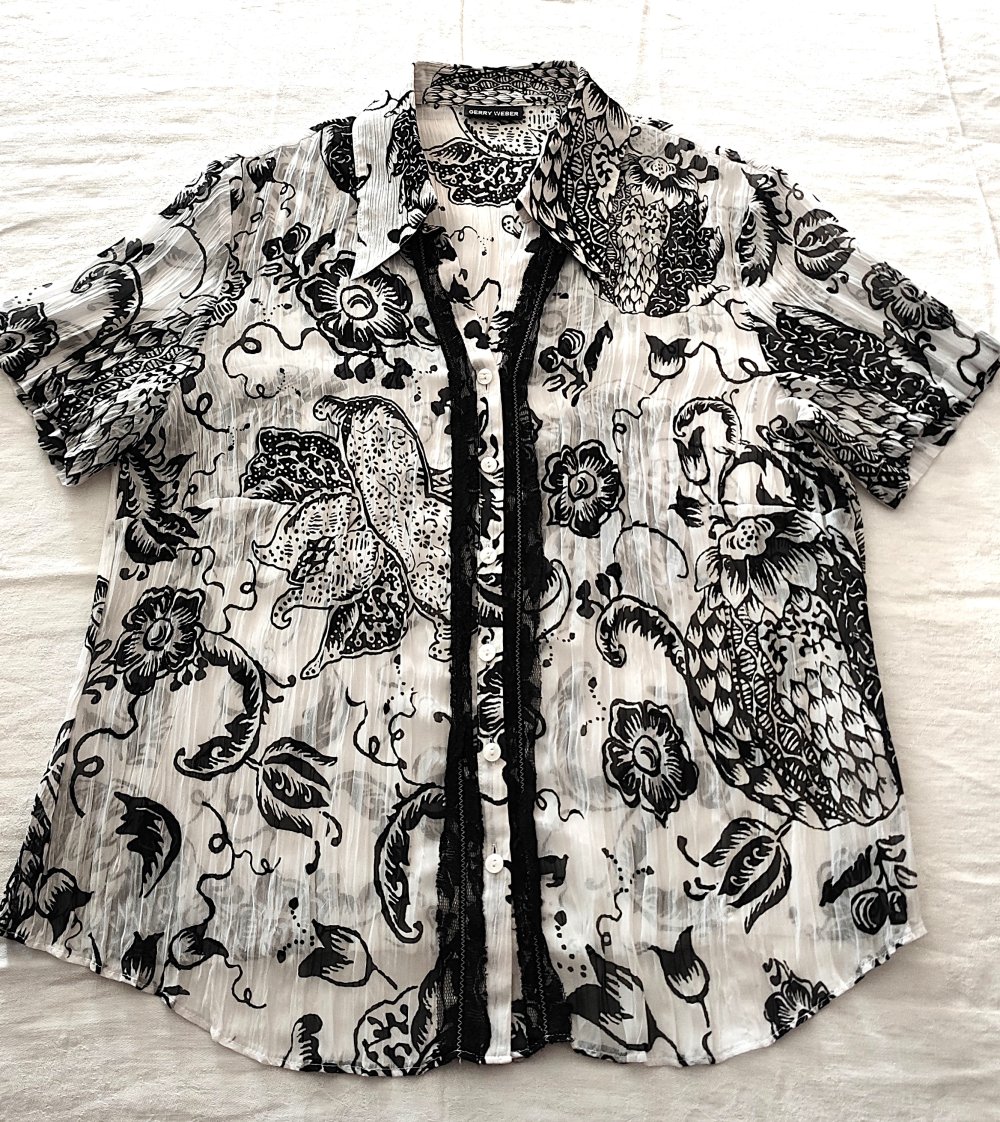 Damen Bluse, Naturweiß transparent, Kurzarm, mit schwarzem Blumenmuster, Größe 42/44 