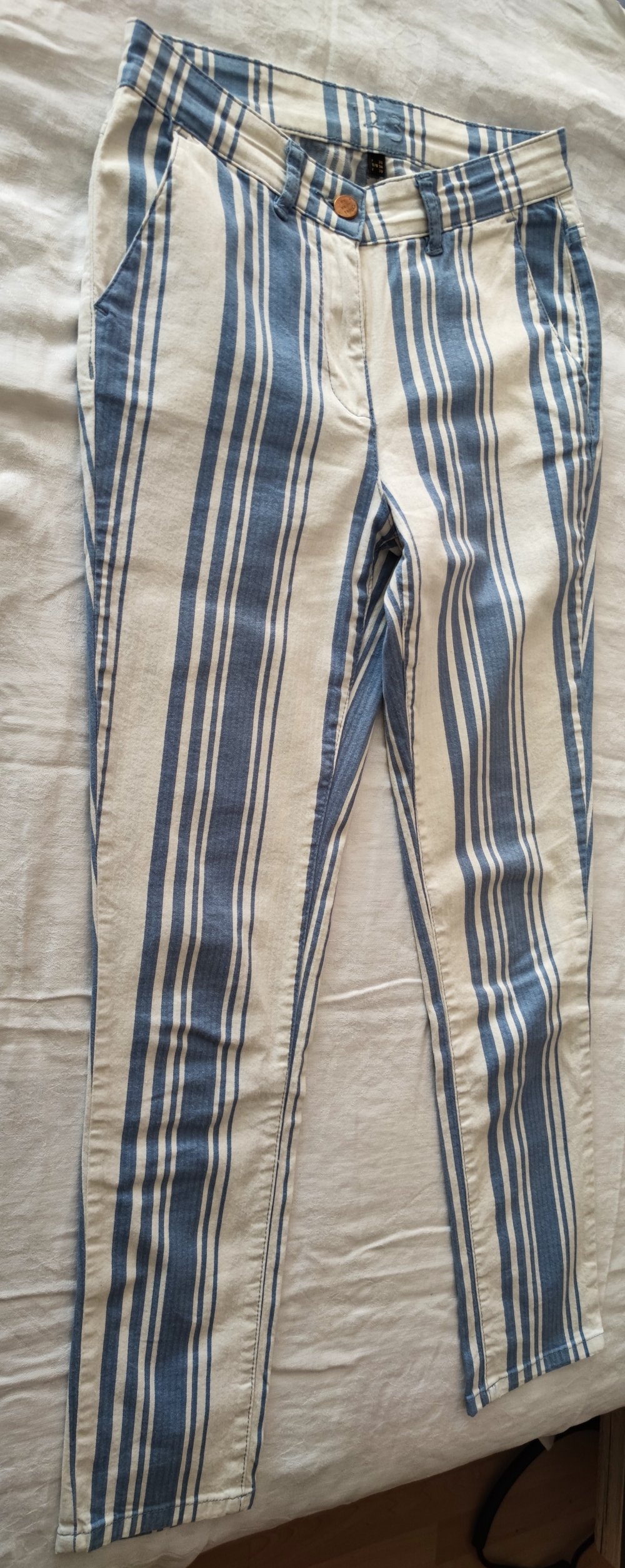 Damen Hose hellblau-weiß längsgestreift, Größe 34 