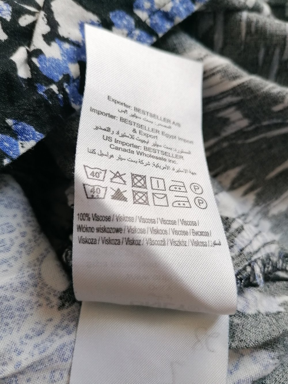 Knielanges Sommerkleid mit Muster blau schwarz weiß gemustert