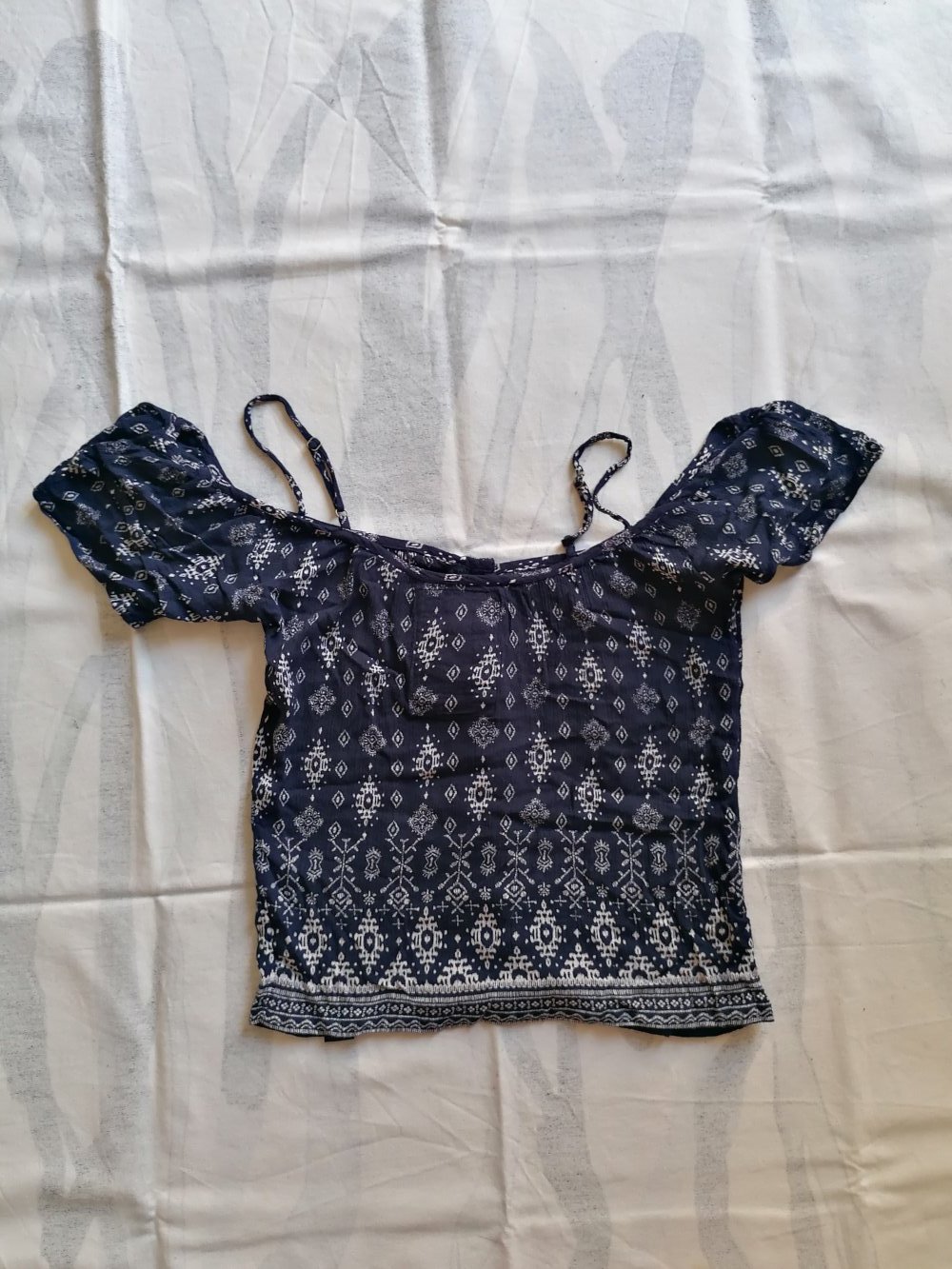 Off-Shoulder Cold Shoulder Bluse Shirt mit Ethnomuster dunkelblau weiß gemustert