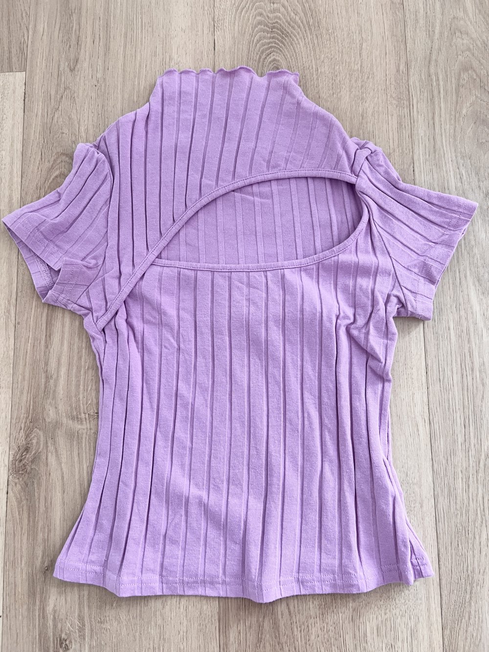 Sexy Stehkragen geripptes Baumwoll T-Shirt mit Cut-Out in Flieder Y2K XS/34