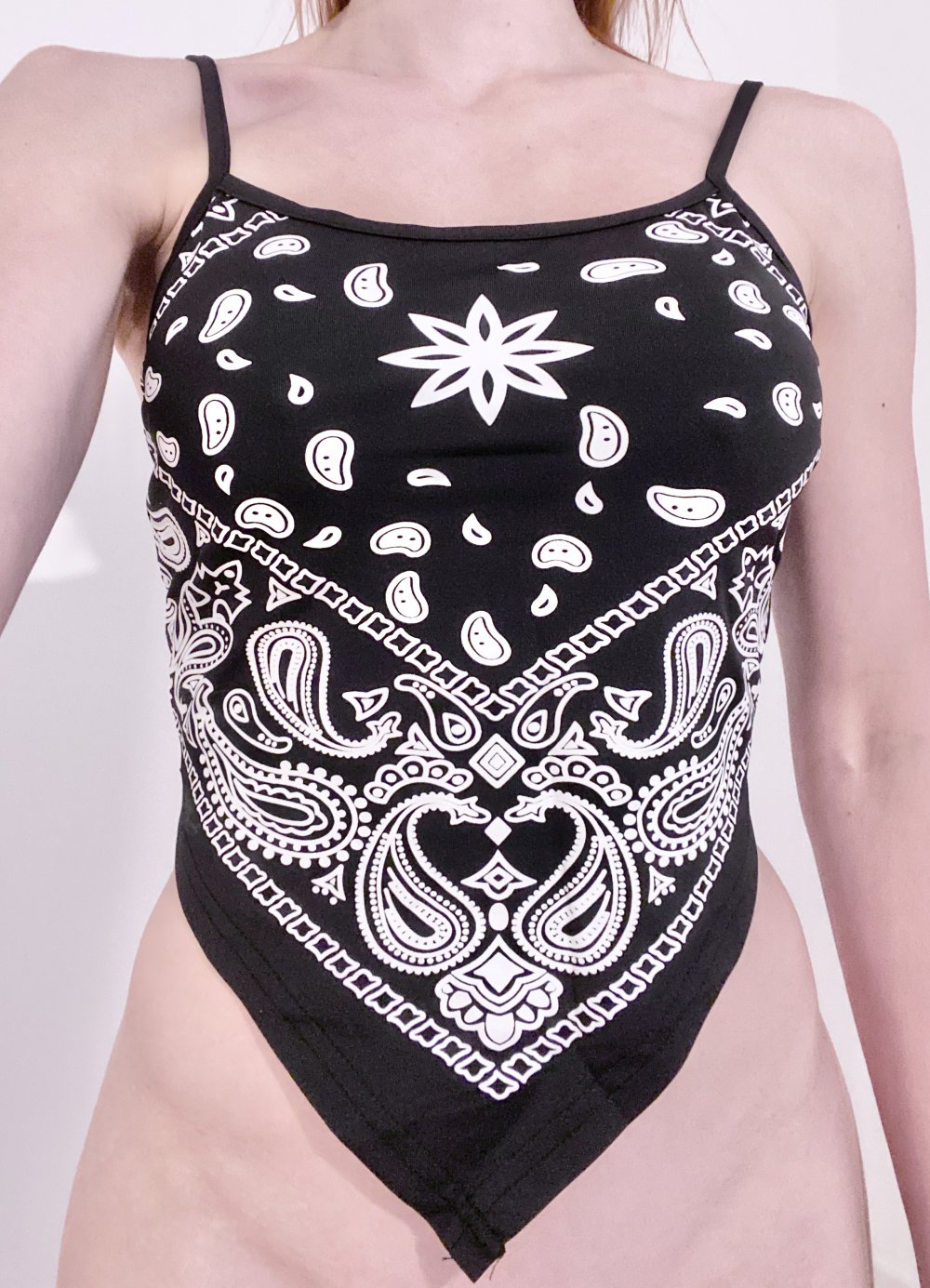Sexy Damen Y2K Bandana Crop Top Zipfel Asymmetrisch Hip Hop Retro Streetstyle Schwarz Weiß XS