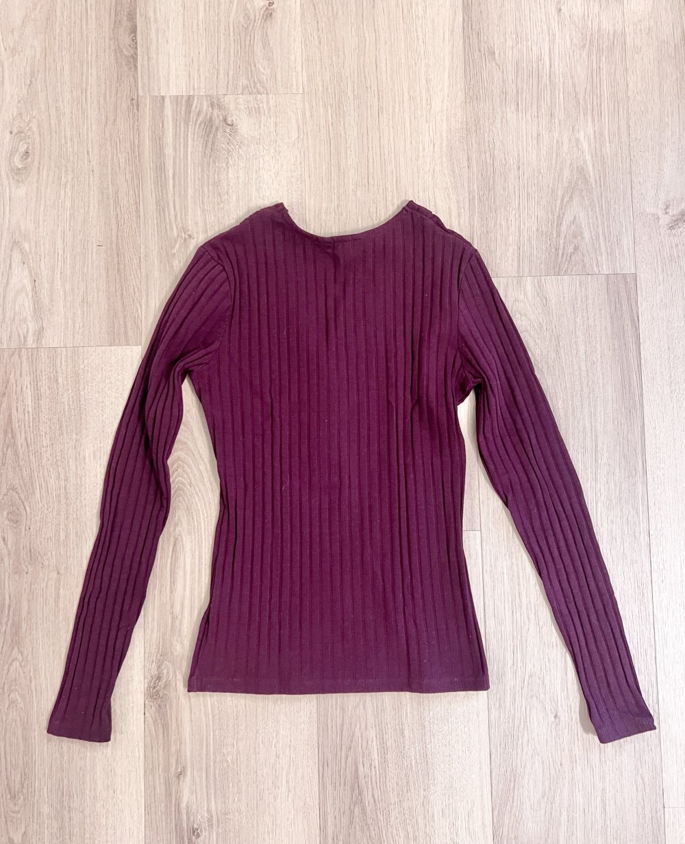 Damen figurbetonendes Langarm Shirt Dunkelrot Knöpfe V-Ausschitt