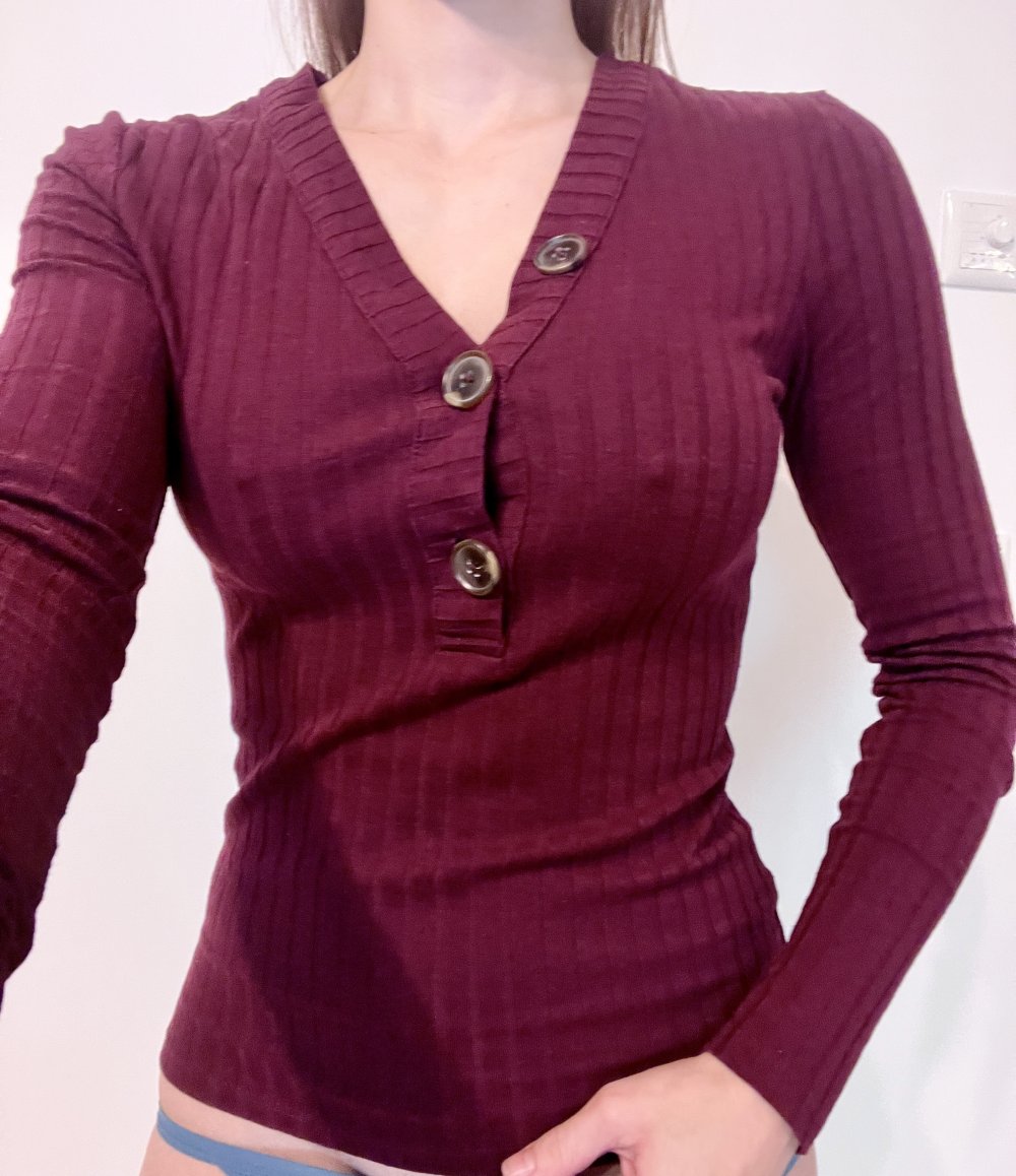 Damen figurbetonendes Langarm Shirt Dunkelrot Knöpfe V-Ausschitt