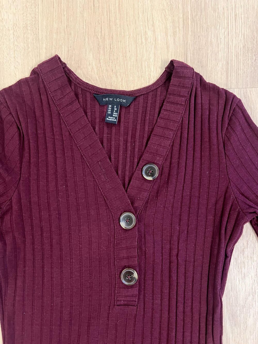 Damen figurbetonendes Langarm Shirt Dunkelrot Knöpfe V-Ausschitt