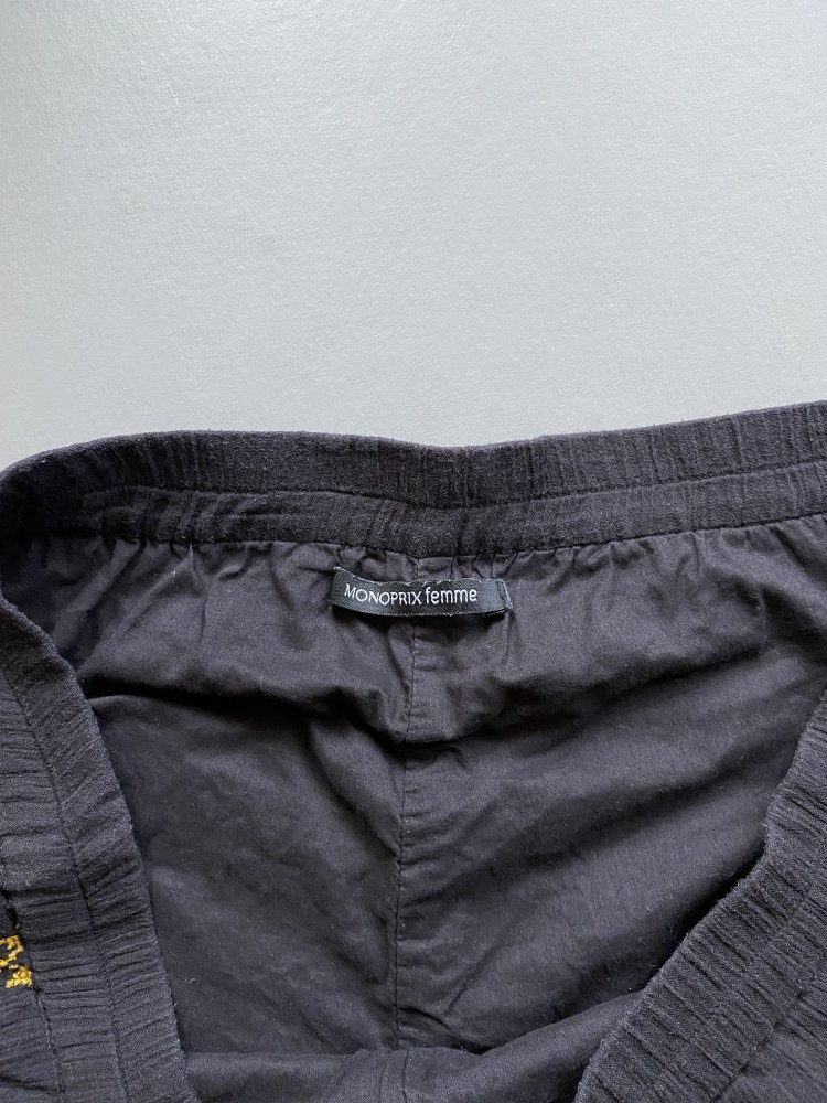kurze schwarze Baumwollshorts mit gold gelb Stickerei