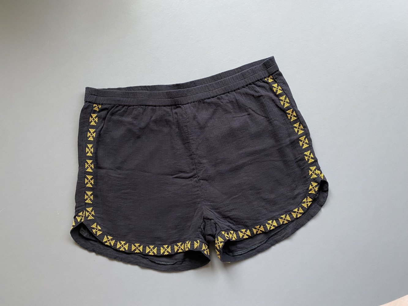 kurze schwarze Baumwollshorts mit gold gelb Stickerei
