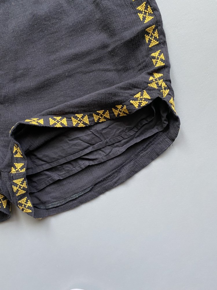kurze schwarze Baumwollshorts mit gold gelb Stickerei