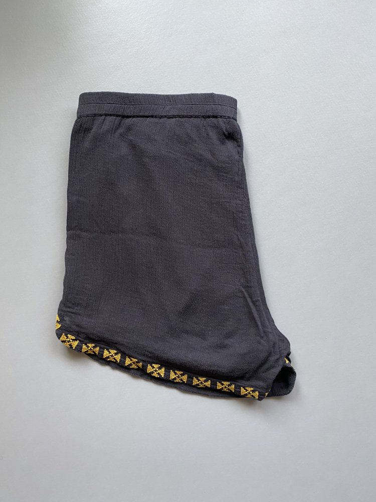 kurze schwarze Baumwollshorts mit gold gelb Stickerei