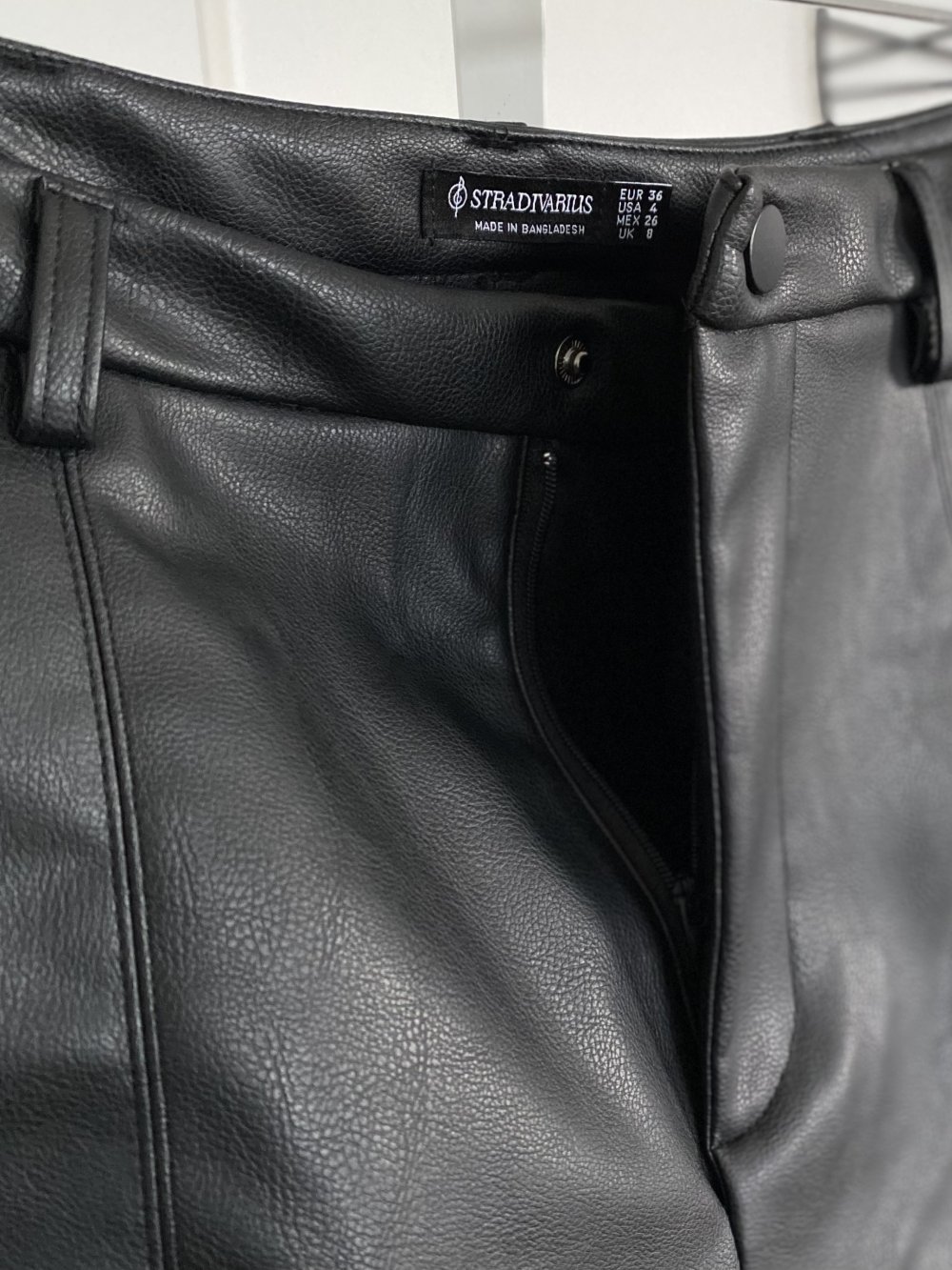 Stradivarius Ledershorts aus Kunstleder mit Ziernähten PU-Hose Lederhose High Waist