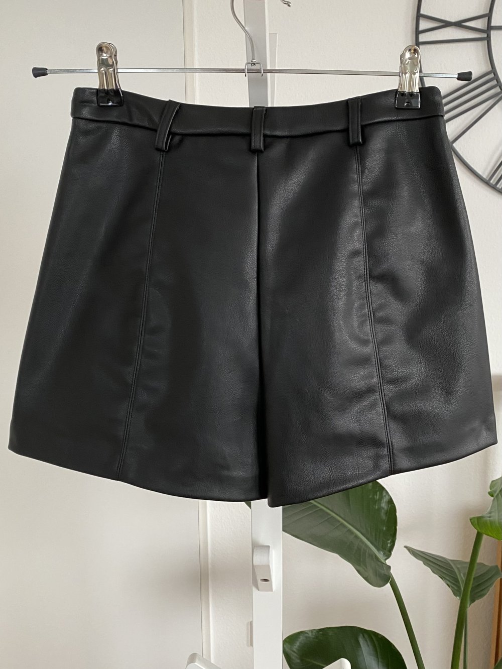 Stradivarius Ledershorts aus Kunstleder mit Ziernähten PU-Hose Lederhose High Waist