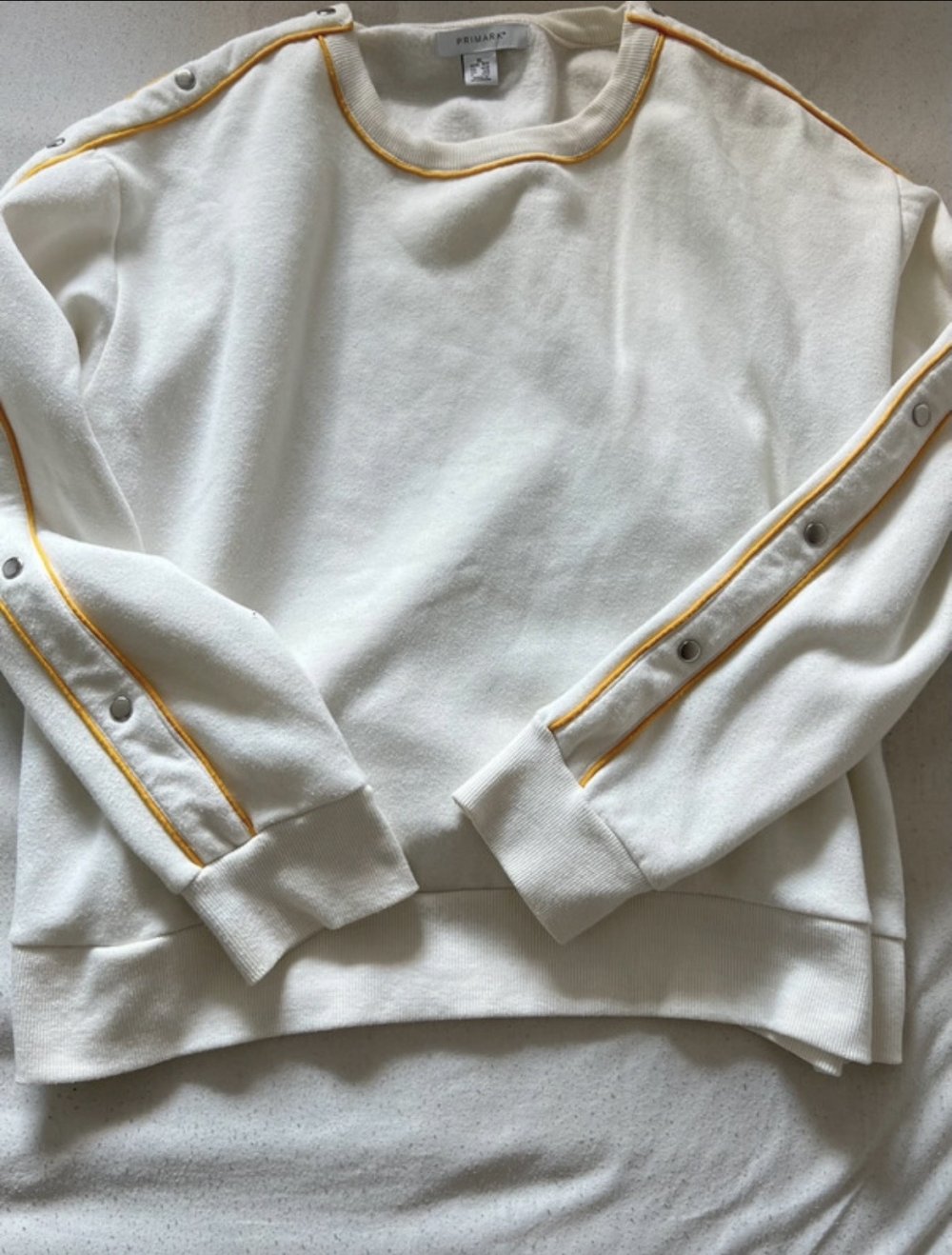 Weißer Pullover