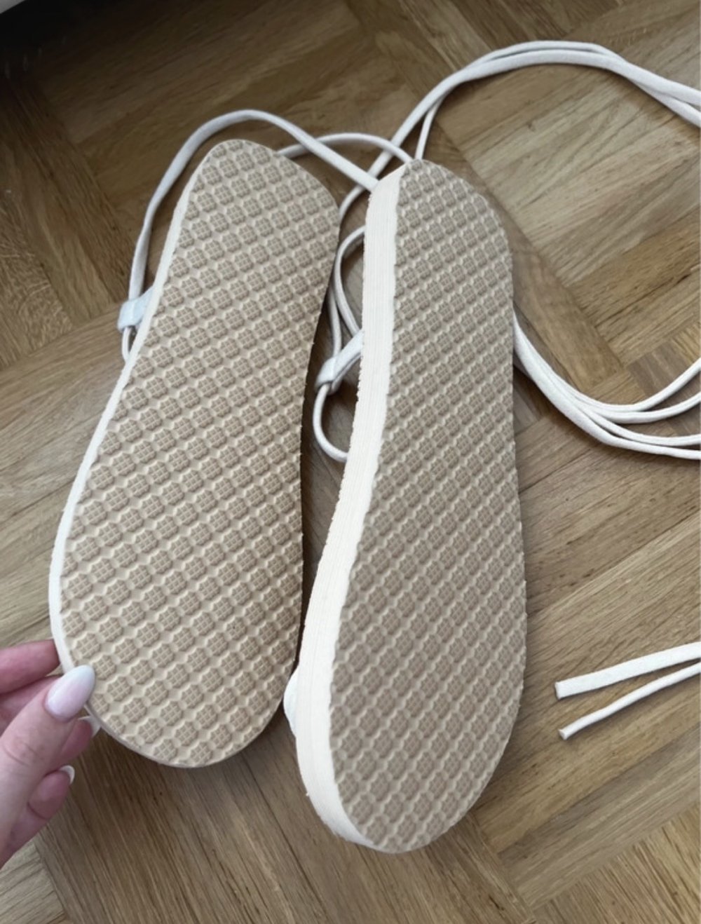 Beige Sandalen mit Schnüren