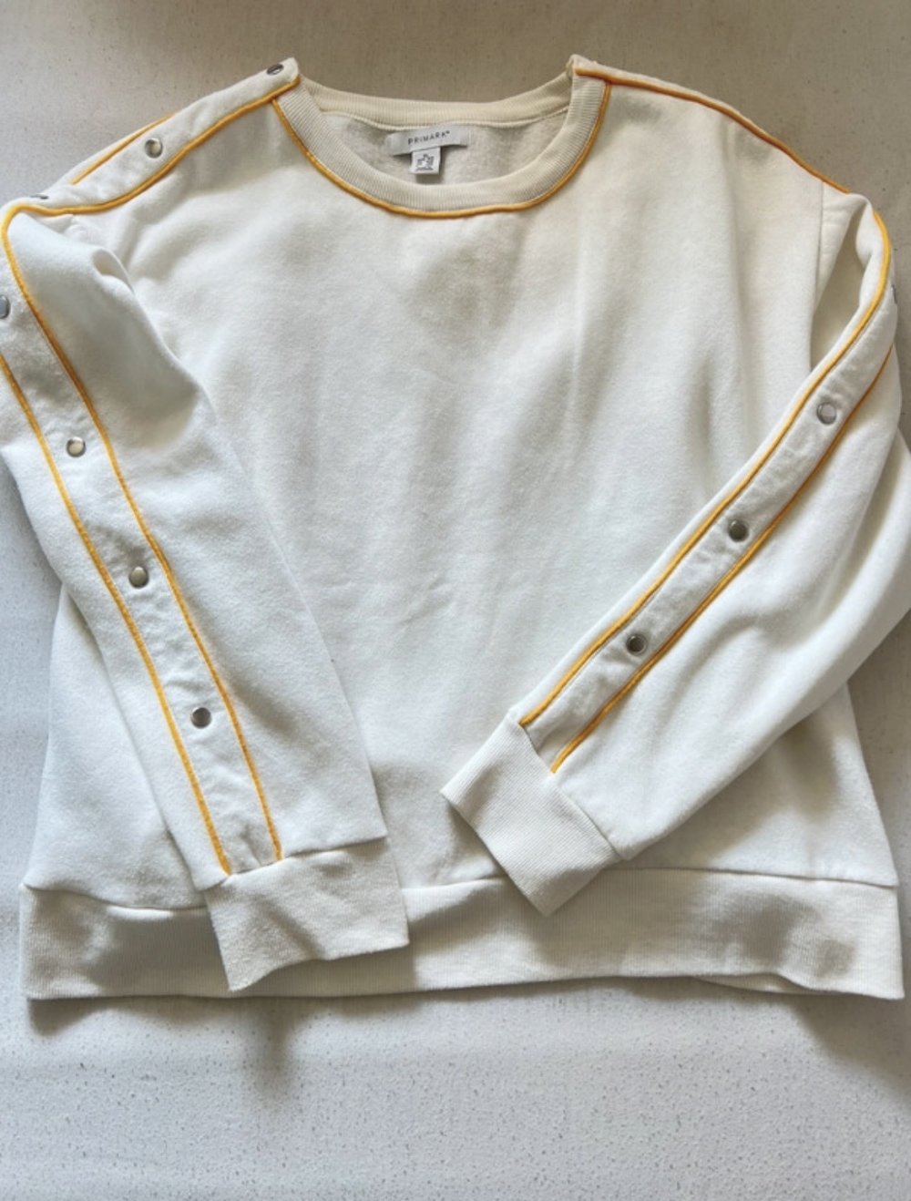 Weißer Pullover