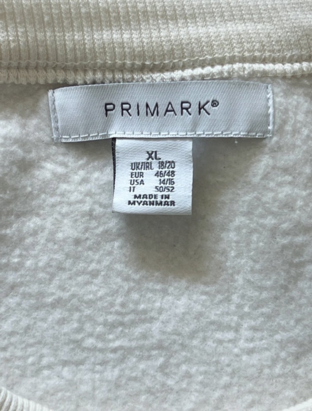 Weißer Pullover