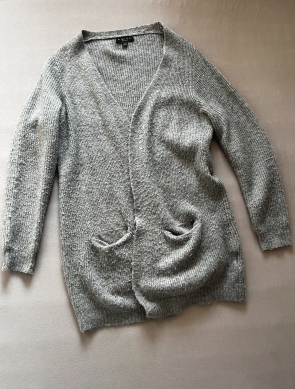 Grauer knielanger Cardigan - warm & bequem