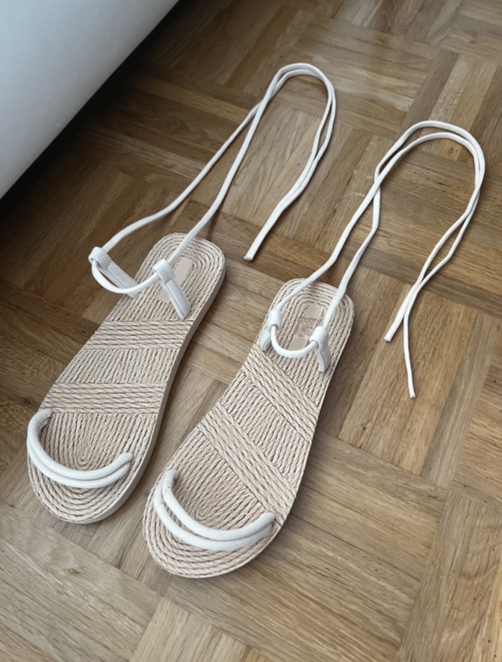 Beige Sandalen mit Schnüren