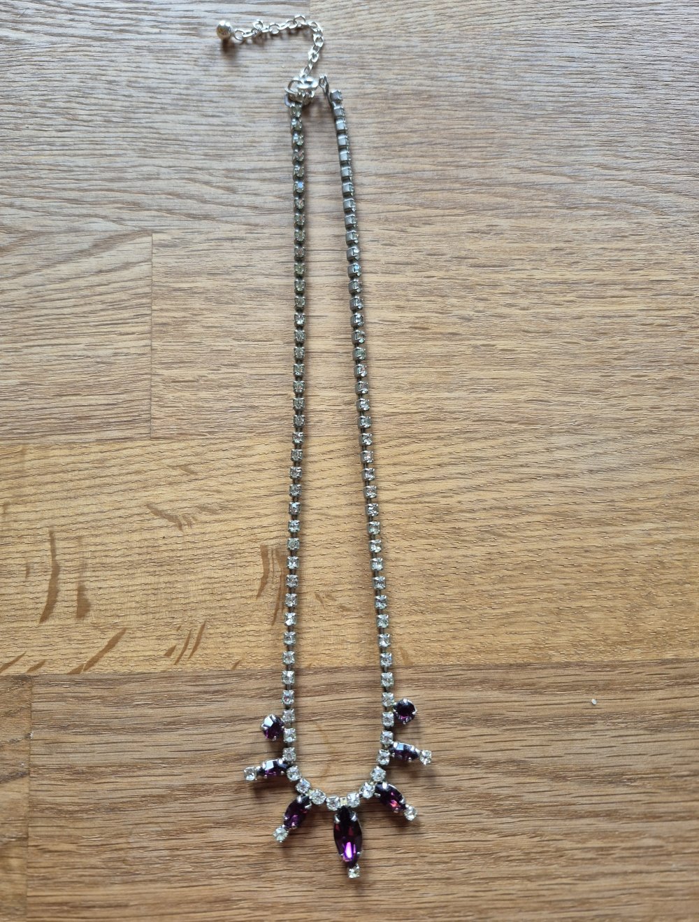 Halskette mit Steinchen, davon 7 in Lila