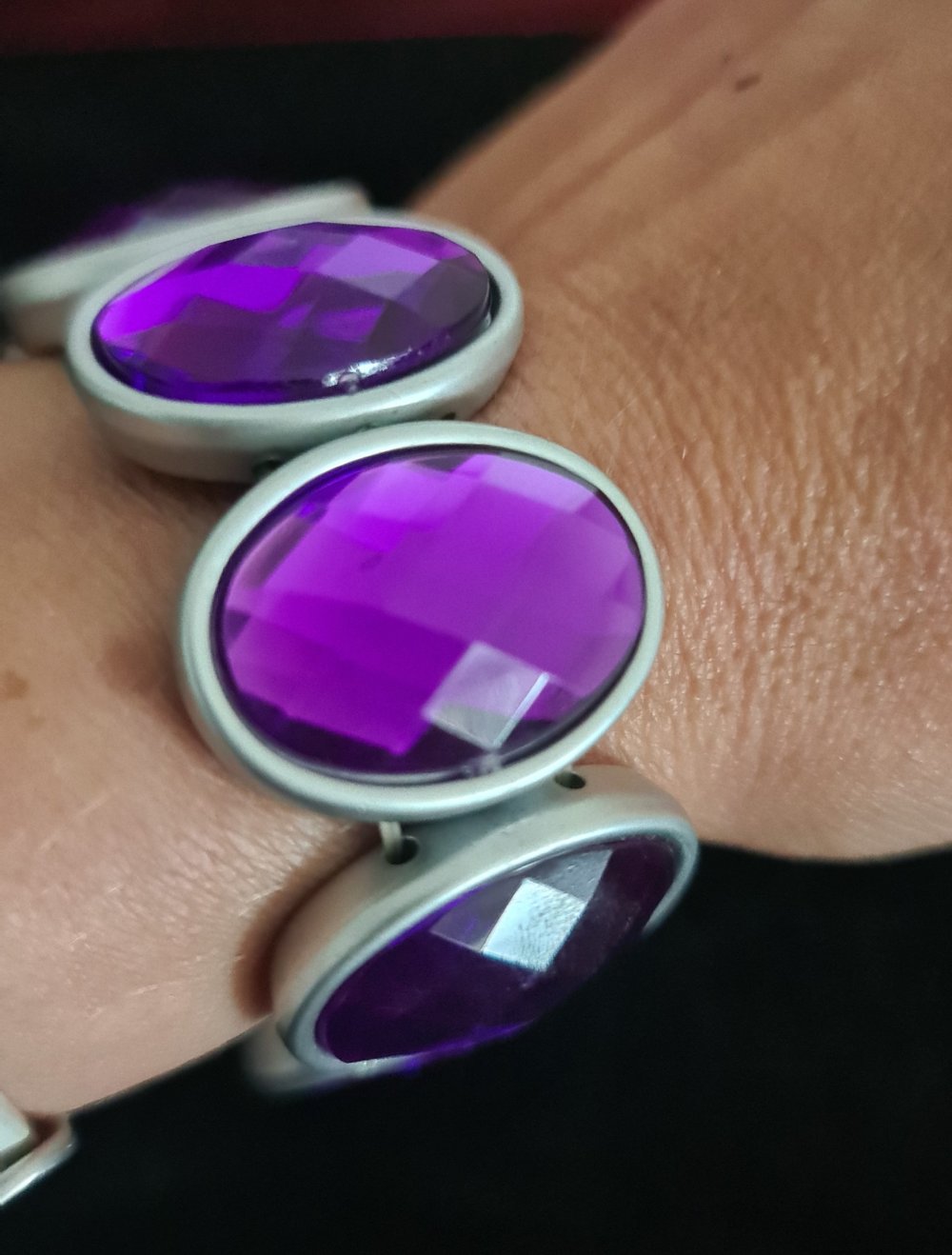 Armband mit dicken Steinen lila