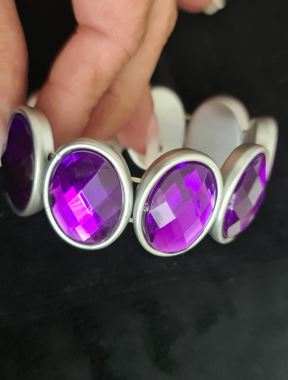 Armband mit dicken Steinen lila