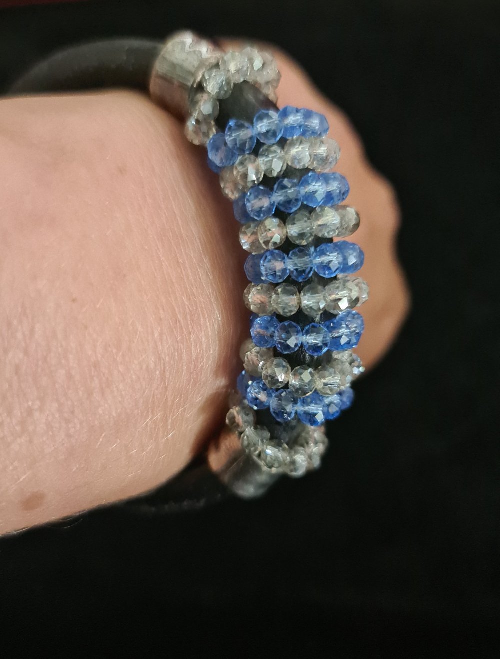 Lederarmband mit Perlen