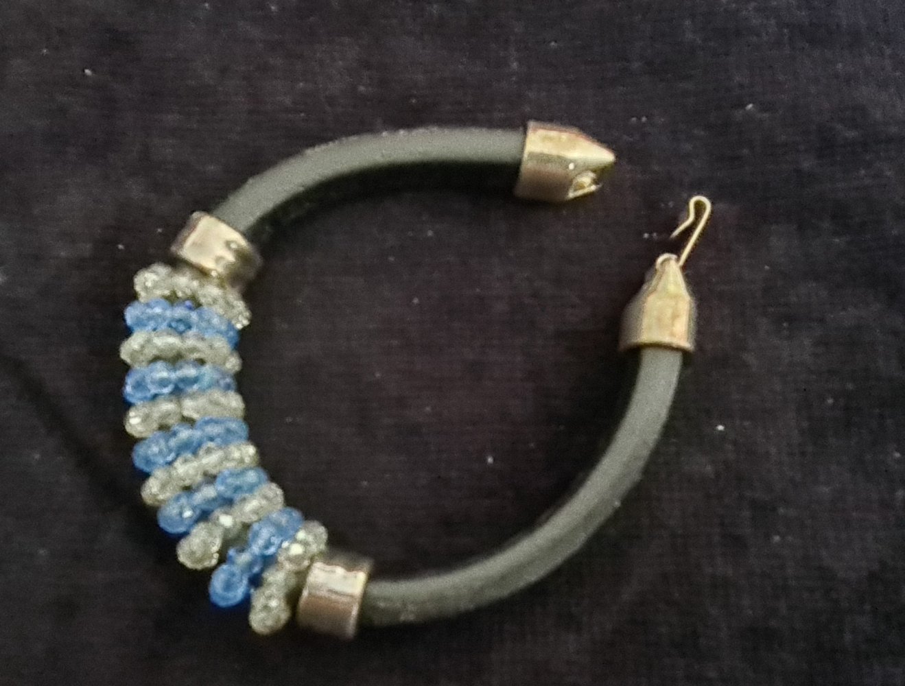 Lederarmband mit Perlen