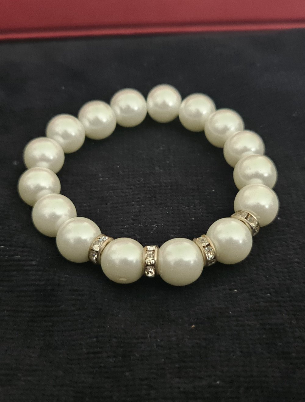 Armband mit dicken Perlen
