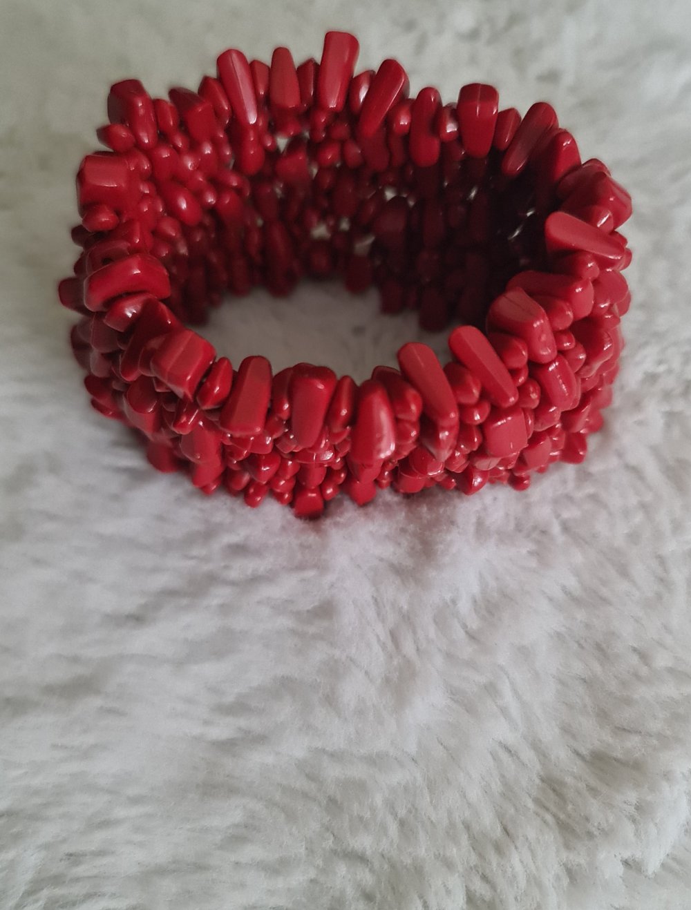 Armband mit roten Steinchen