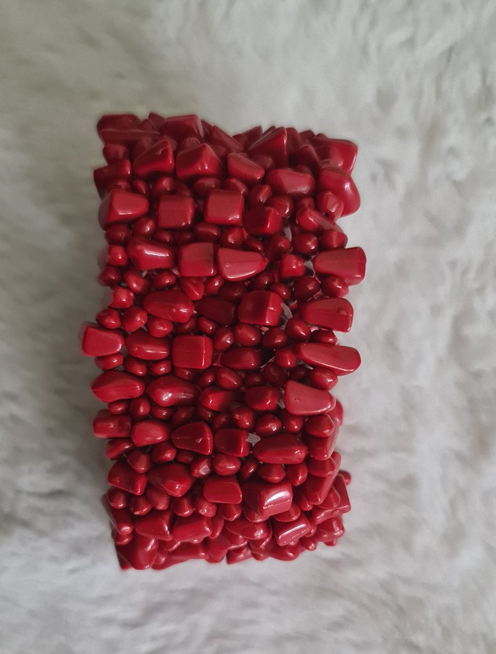 Armband mit roten Steinchen